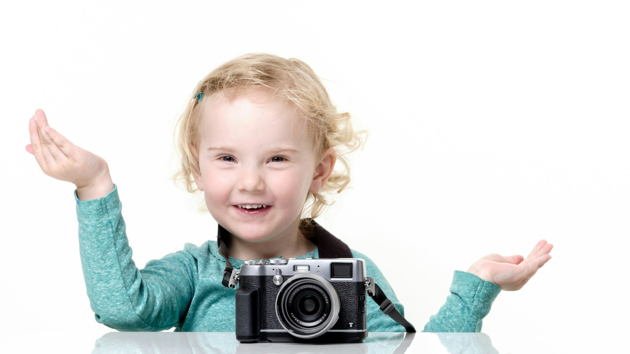 Улыбающаяся девочка с фотоаппаратом 