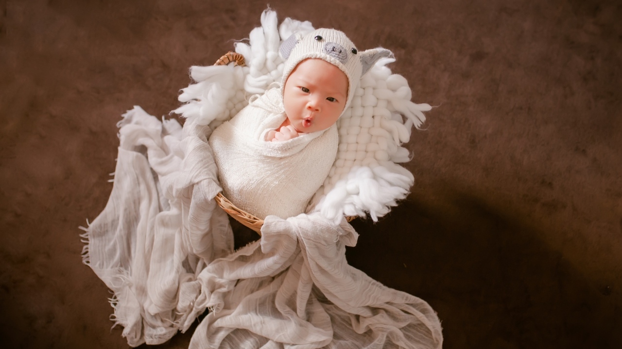 Удивленный новорожденный малыш 