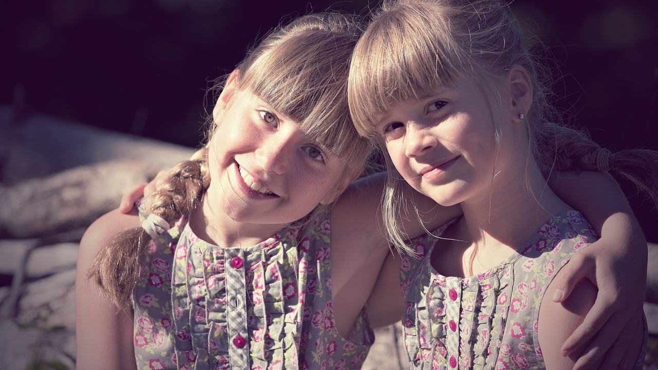 Две маленькие девочки сестры