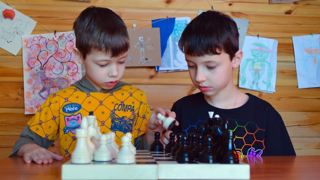 Два школьника играют в шахматы