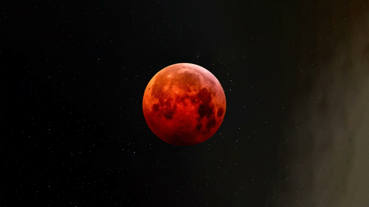 Большая красная луна в звездном небе