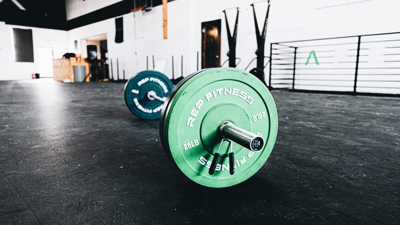 Большая тяжелая штанга в спортзале