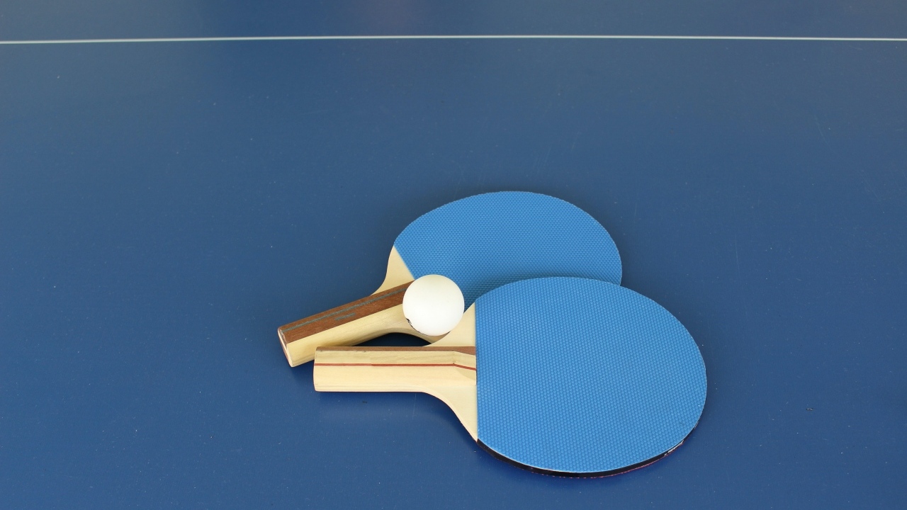 Две ракетки и мяч для настольного тенниса