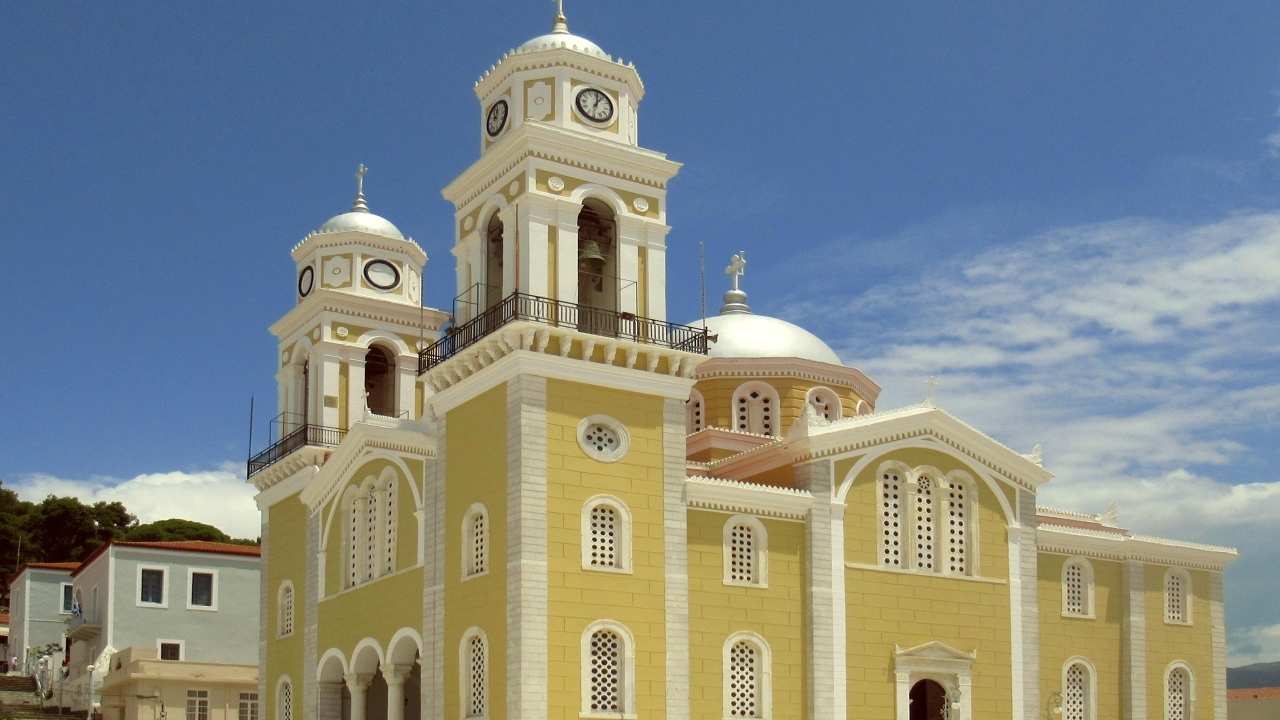 Красивое здание церкви под голубым небом