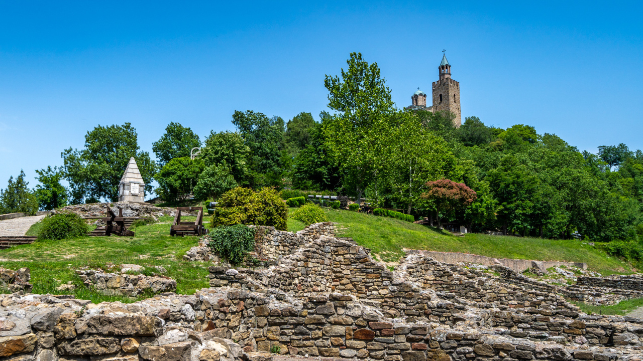 Красивый вид на крепость Царевец, Болгария