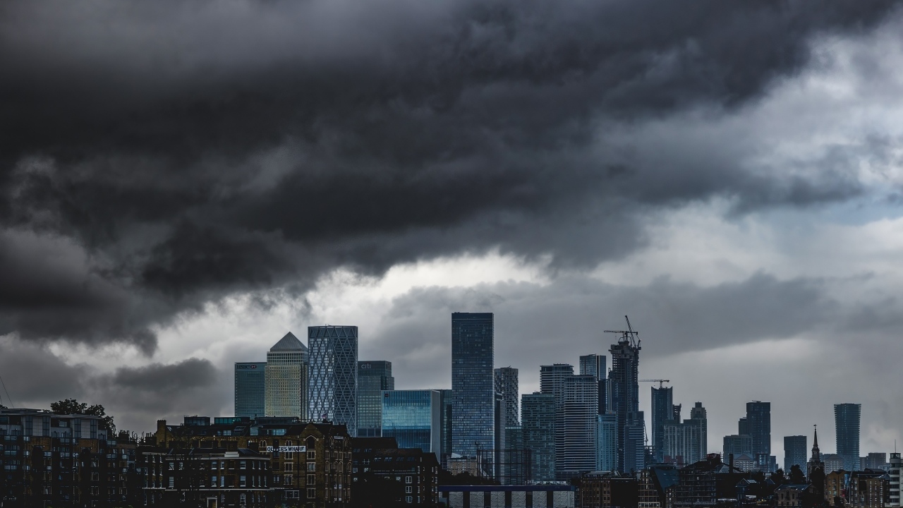 Черные облака над небоскребами города
