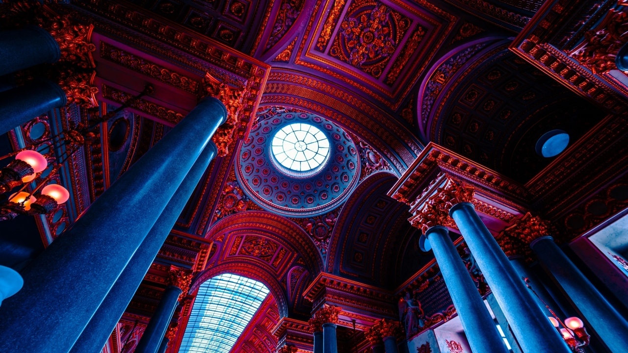 Колонны и красивый потолок храма