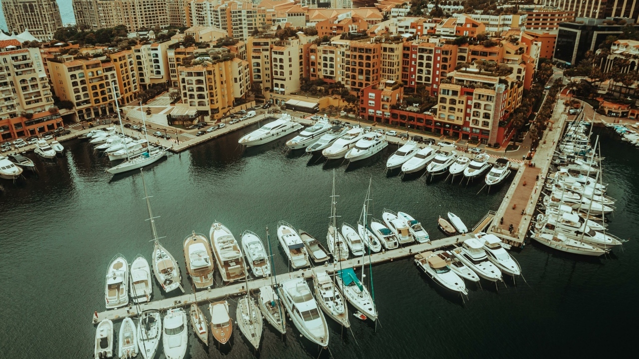 Вид на дома и лодки на причале, Монако