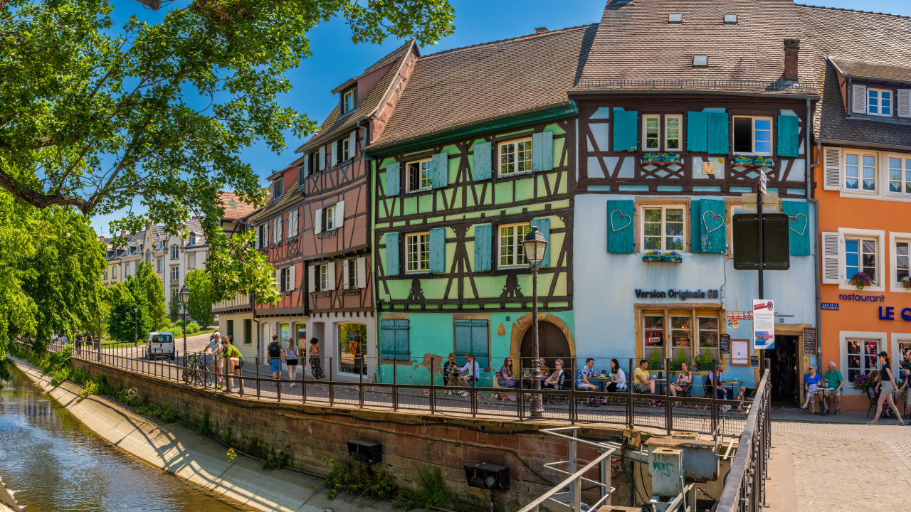 Красивые разноцветные дома у водного канала, Франция