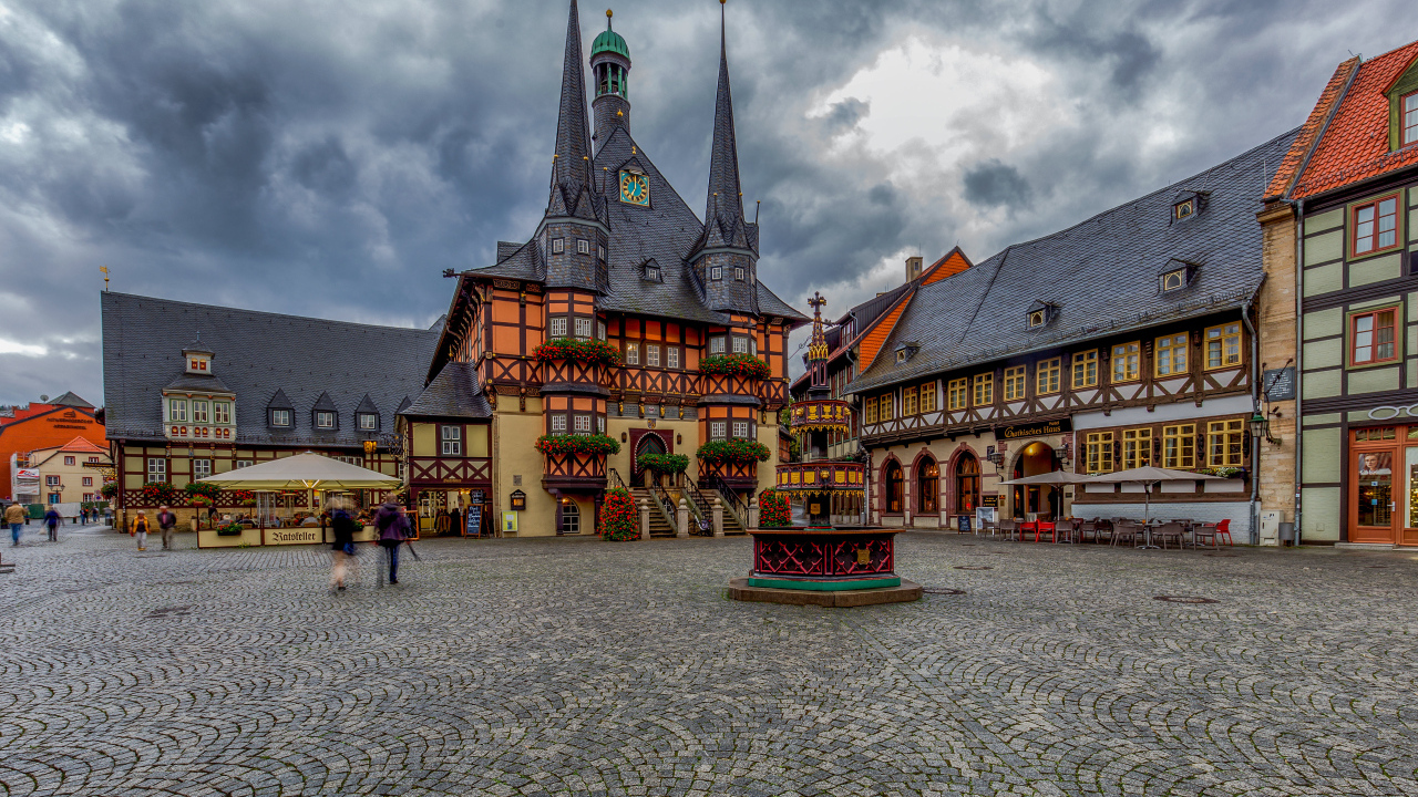 Красивые дома на площади в городе Вернигероде, Германия