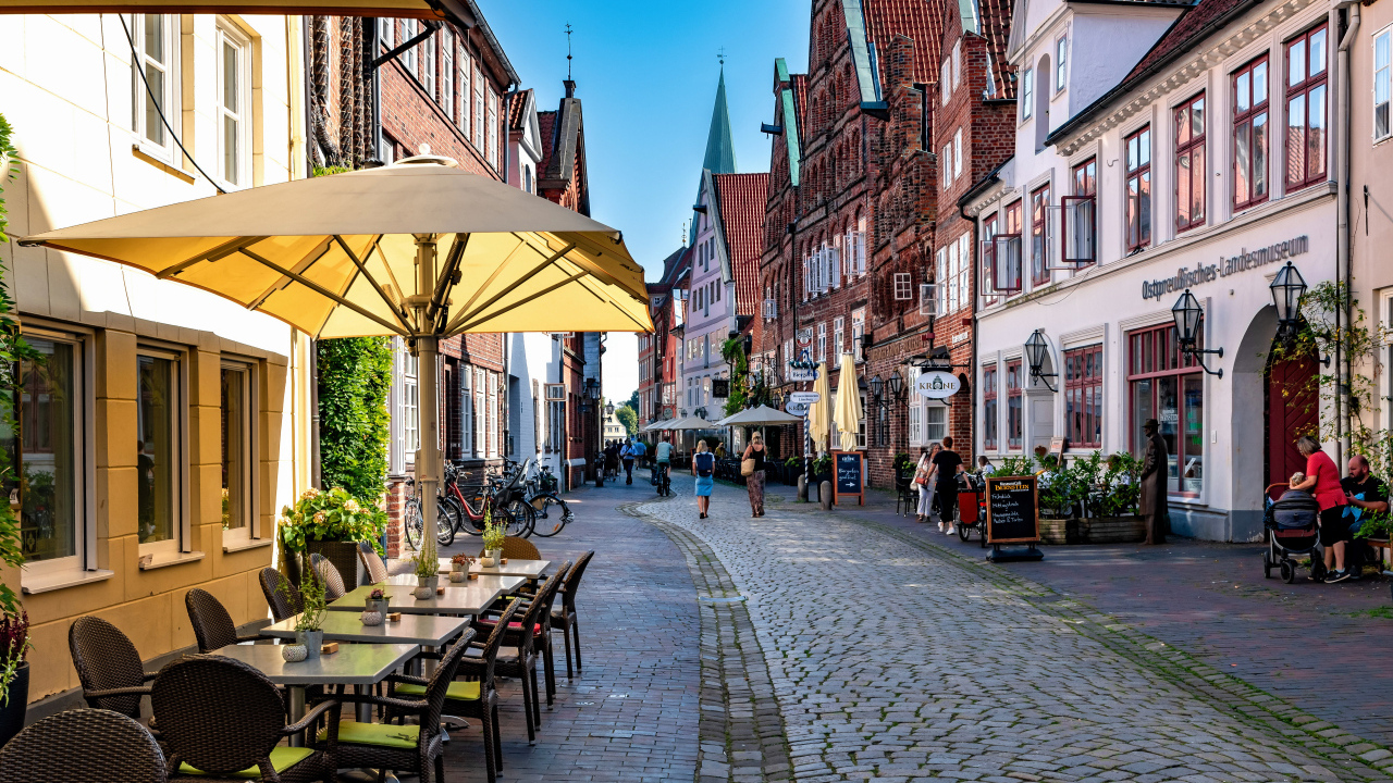 Старая улица с красивыми домами, Германия