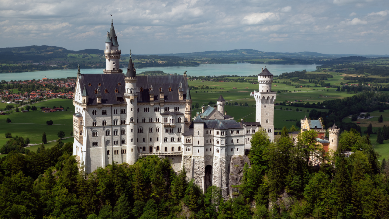 Вид на красивый старинный замок Нойшванштайн, Германия