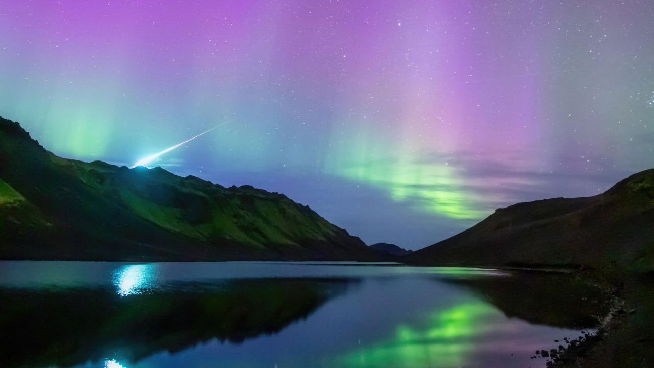 Красивое полярное сияние в небе над горами Исландии