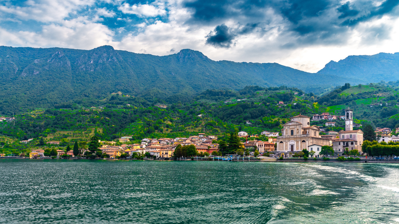 Красивый вид на озеро  и дома на берегу в горах, Италия