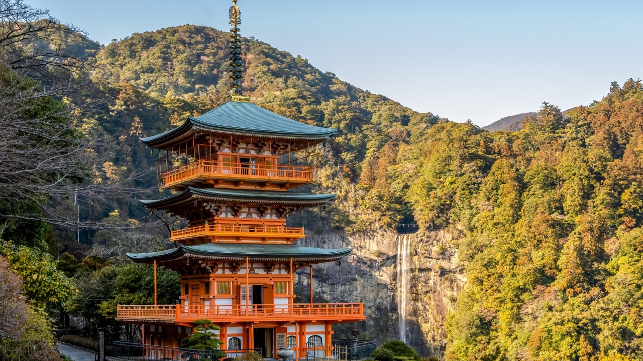 Красивое здание в горах, Япония