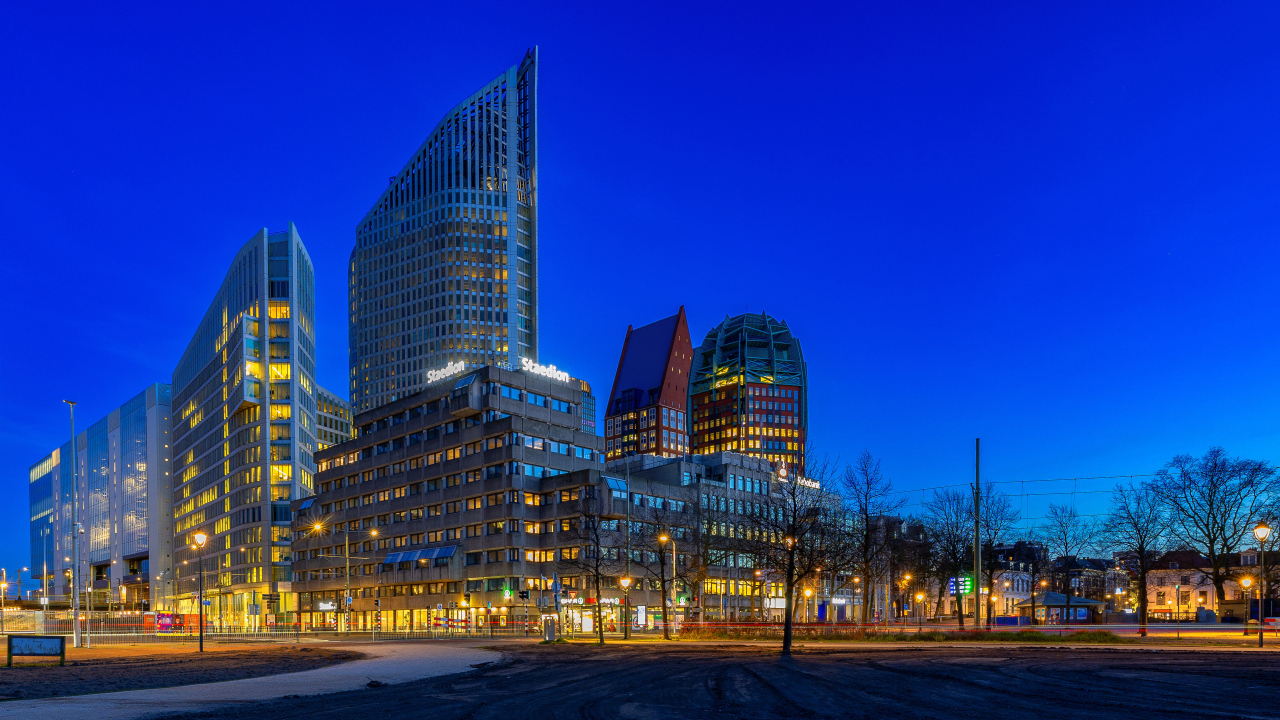 Красивые яркие небоскребы города Гаага, Нидерланды