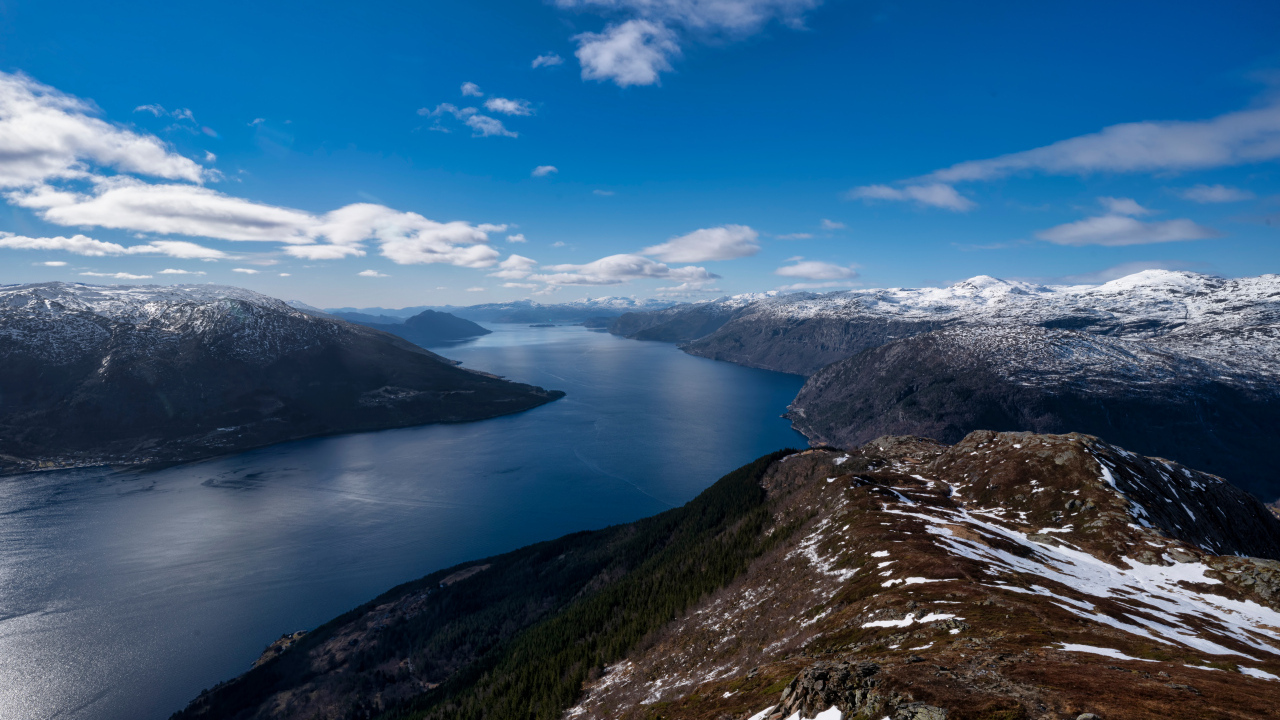 Красивый вид на фьорд и горы, Норвегия