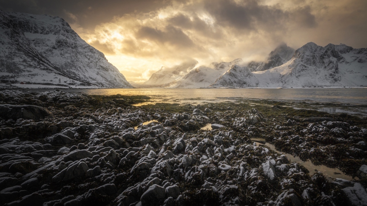 Заледеневший берег залива в горах, Лофотенские острова Норвегия