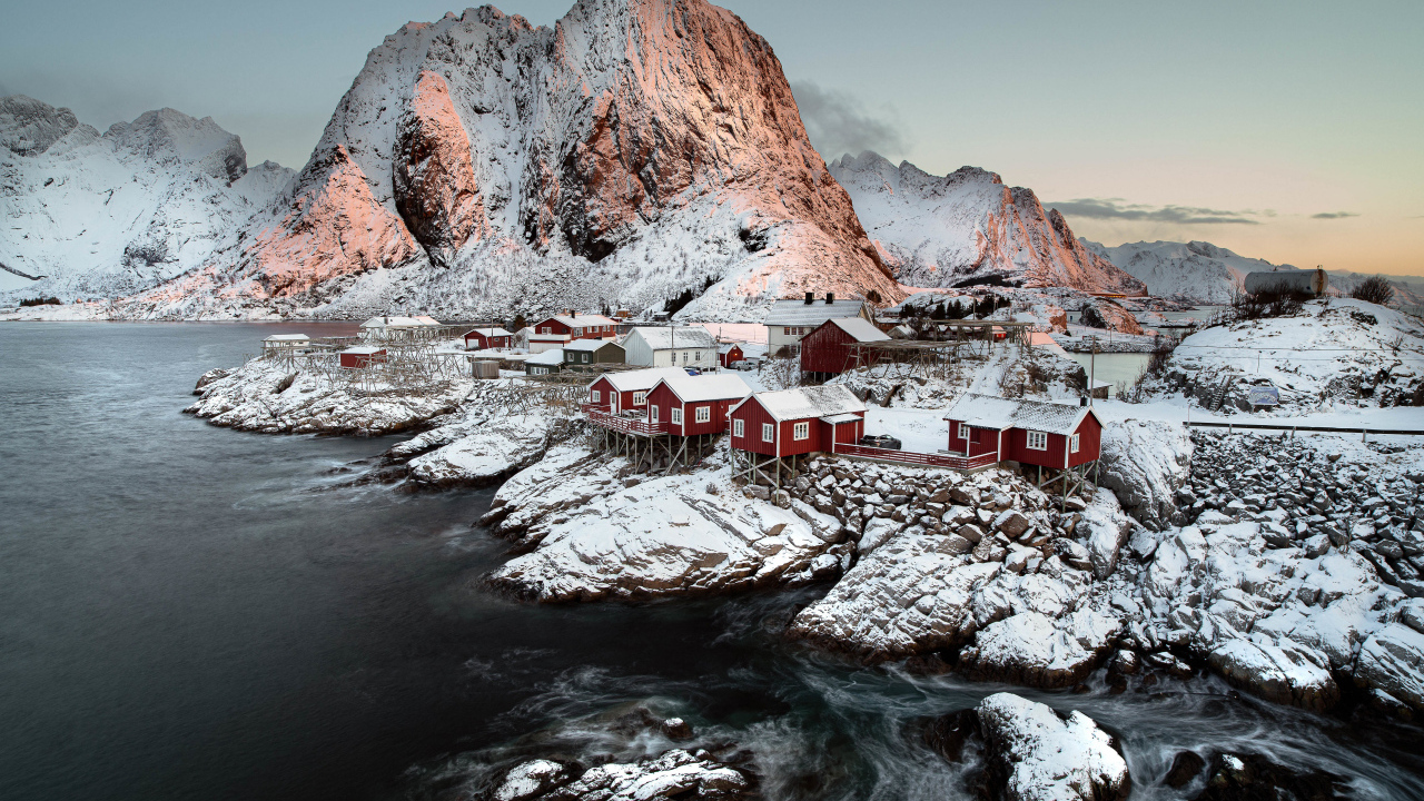Покрытые снегом дома и гора у воды, Норвегия Лофотенские острова