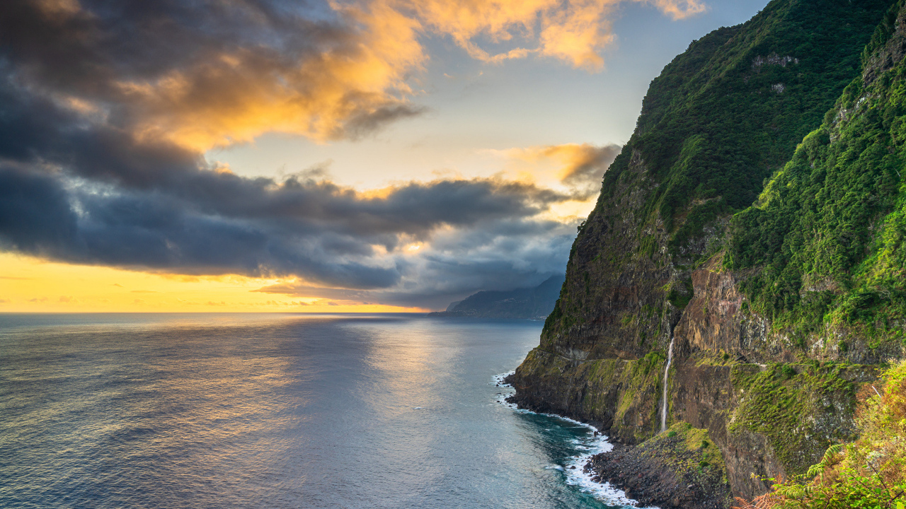 Красивое небо над морем у скал на побережье Мадейра, Португалия