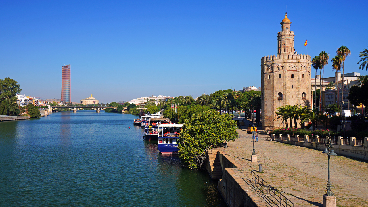 Старая башня на берегу водного канала, Испания