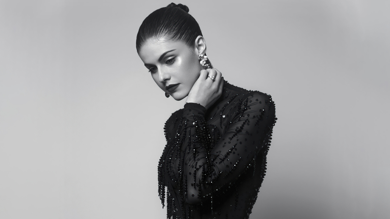 Актриса Александра Даддарио в черном платье на сером фоне