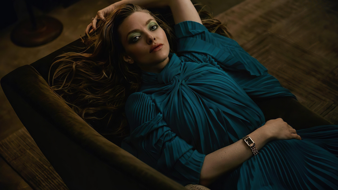 Актриса Аманда Сайфред в платье лежит на диване