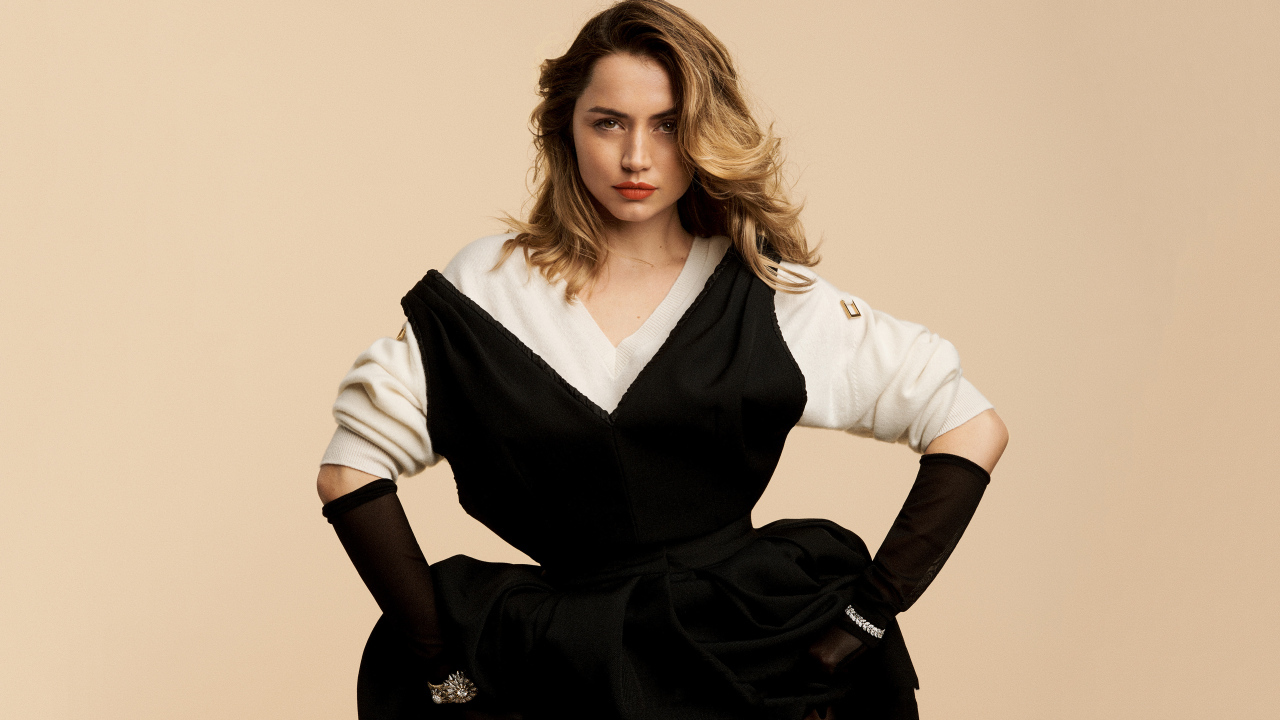 Актриса Ана де Армас в черном платье