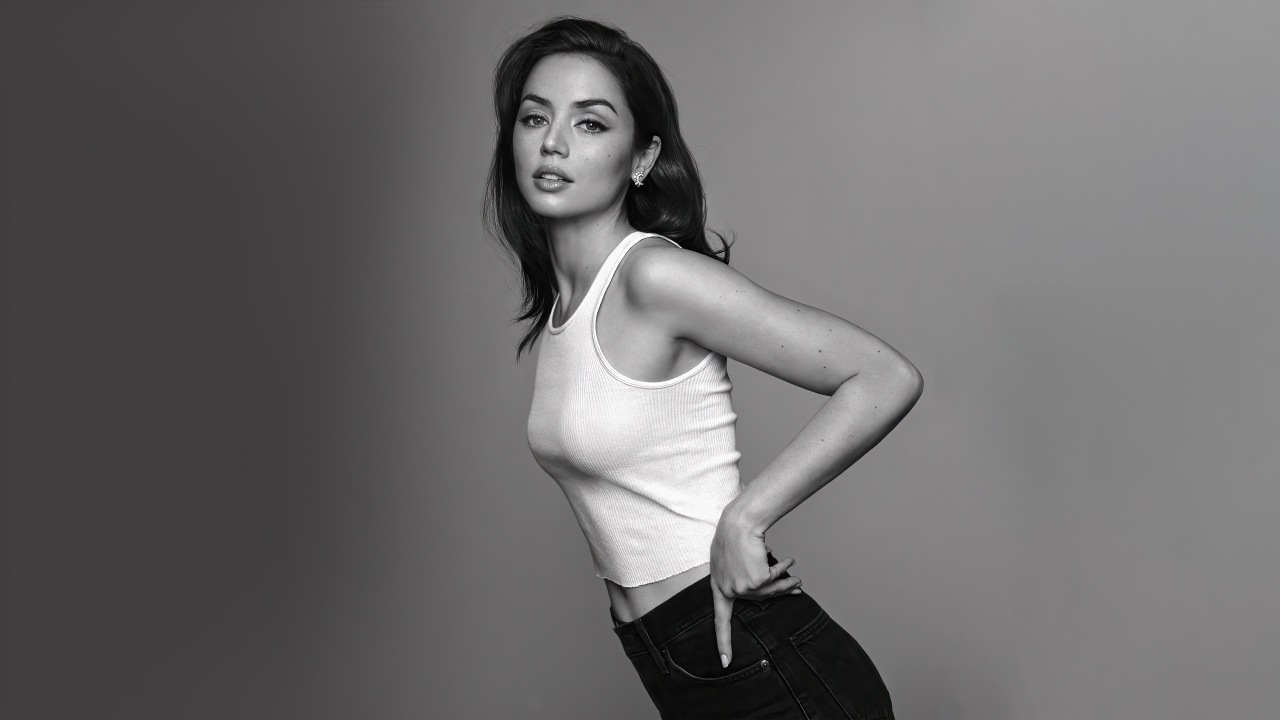 Актриса Ана де Армас в белой майке на сером фоне