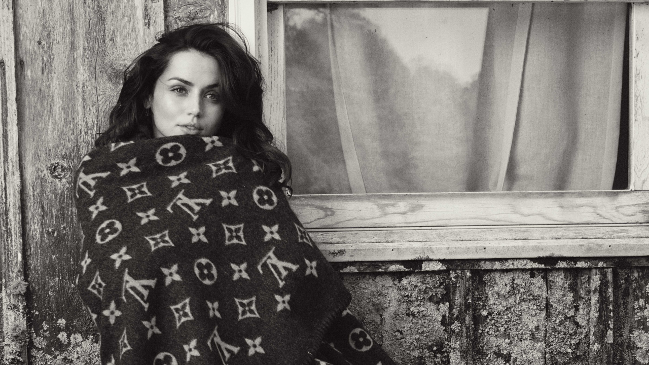 Актриса Ана де Армас укуталась пледом