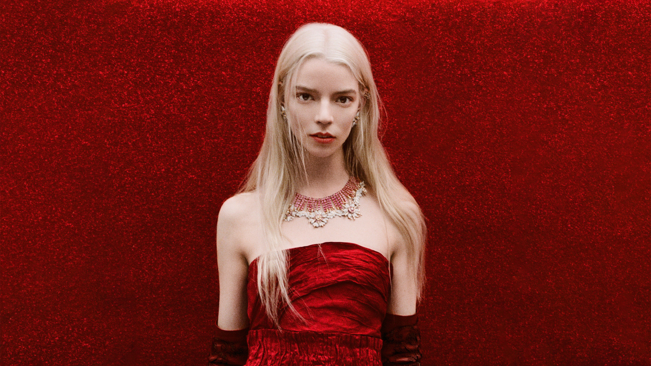 Актриса Аня Тейлор-Джой на красном фоне