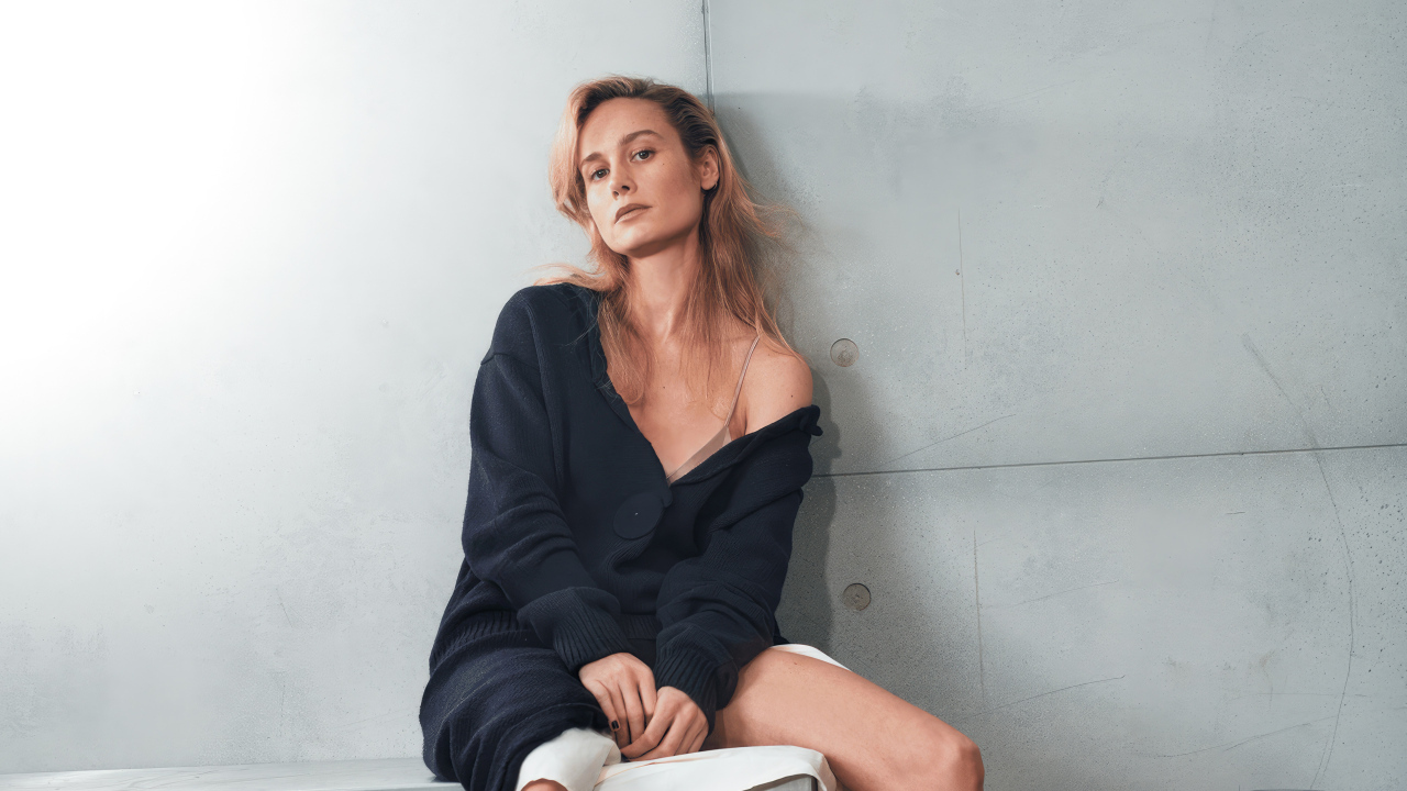 Актриса Бри Ларсон на фоне серой стены