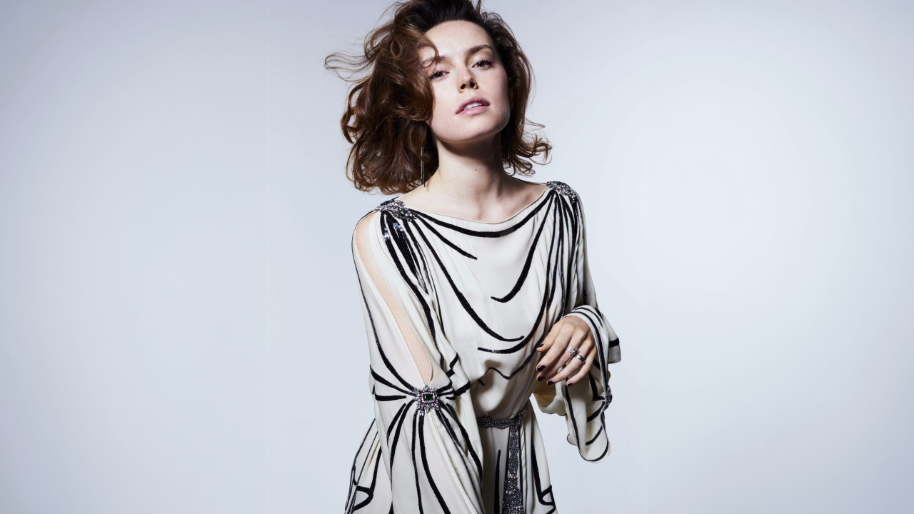 Актриса Дейзи Ридли в платье на сером фоне