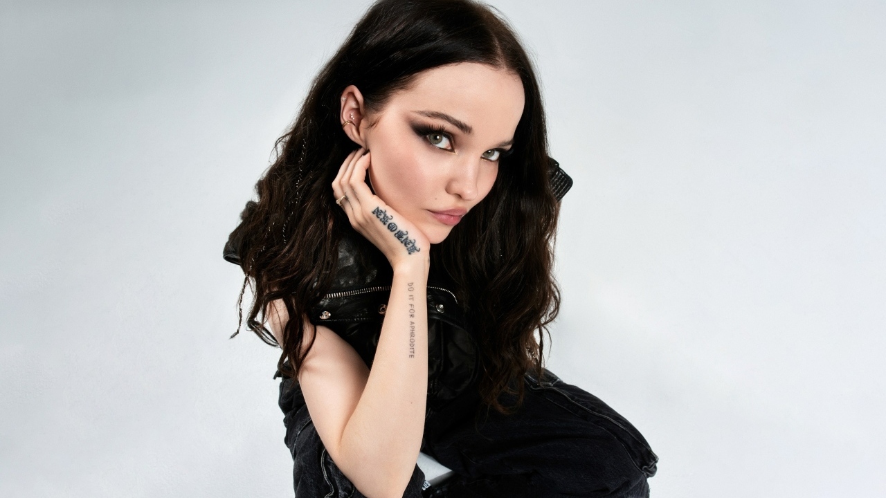 Актриса Дав Кэмерон с темными волосами