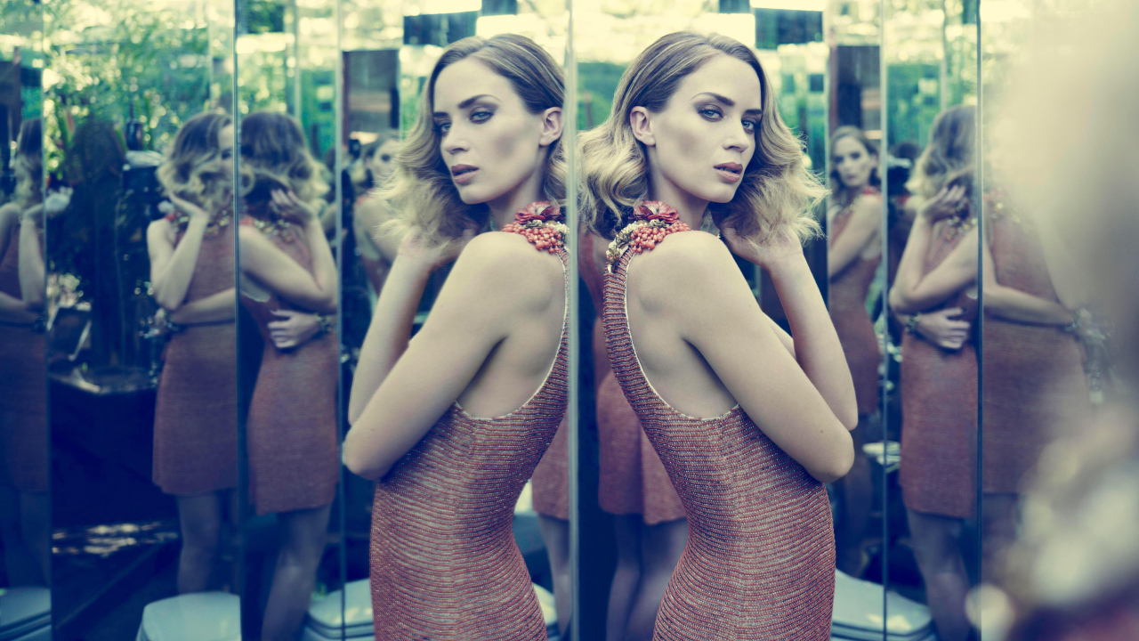 Актриса Эмили Блант отражается в зеркале