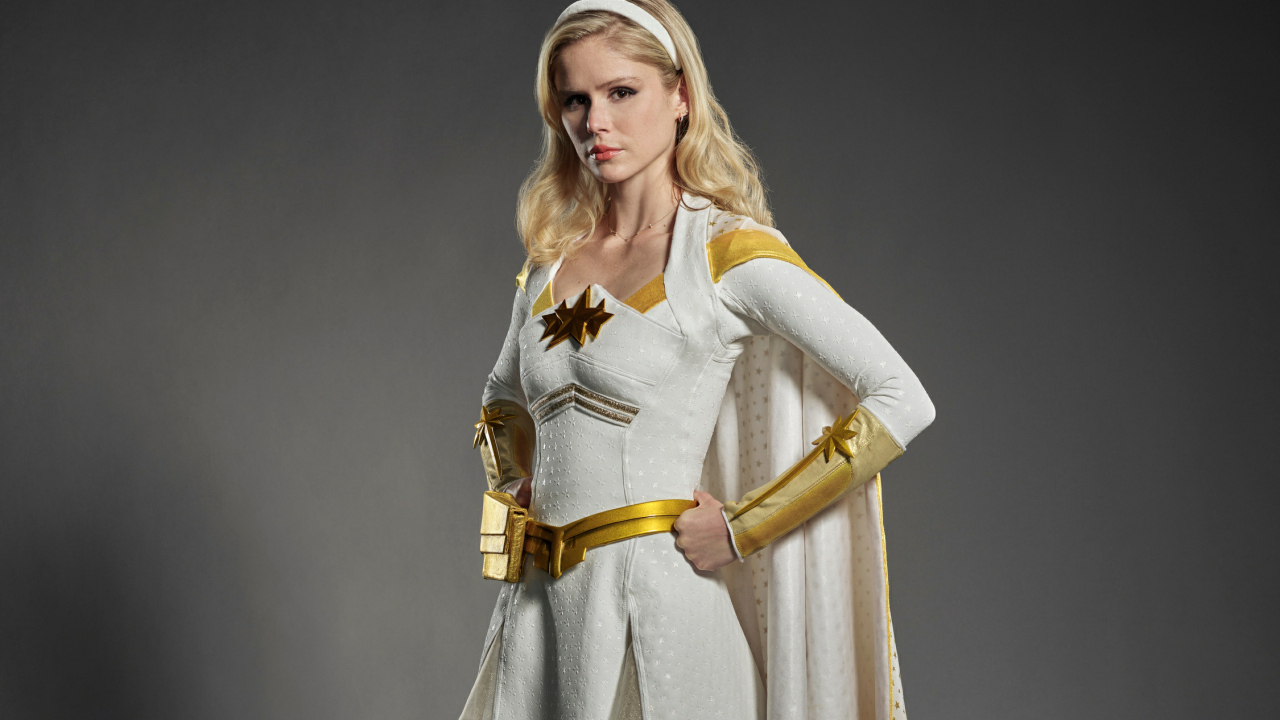 Актриса Эрин Мориарти в платье на сером фоне