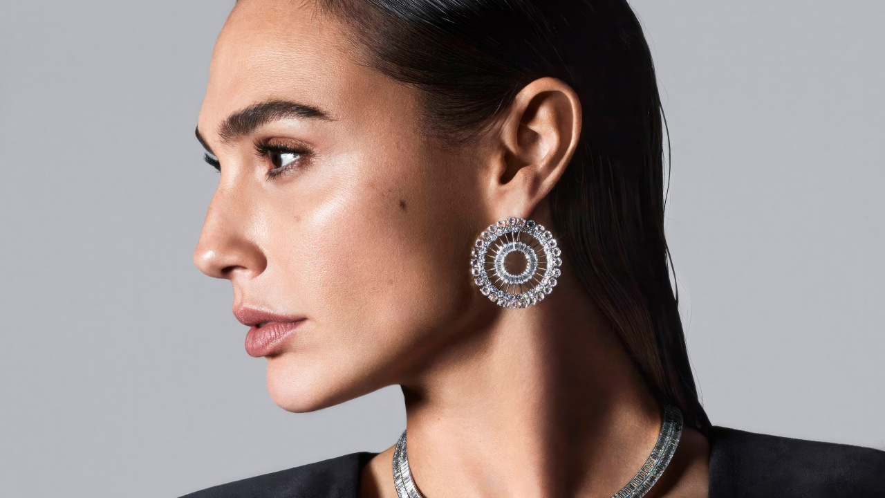 Красивые серьги у актрисы Галь Гадот