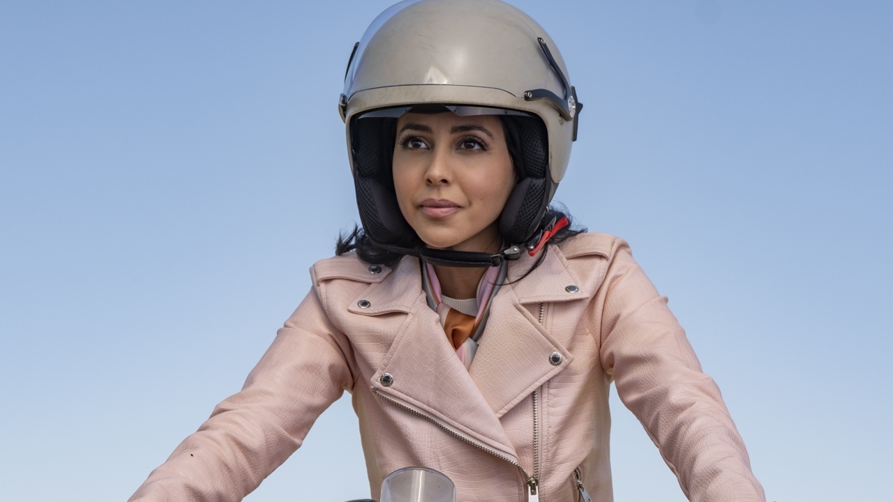 Актриса Джиа Сандху в шлеме на голубом фоне