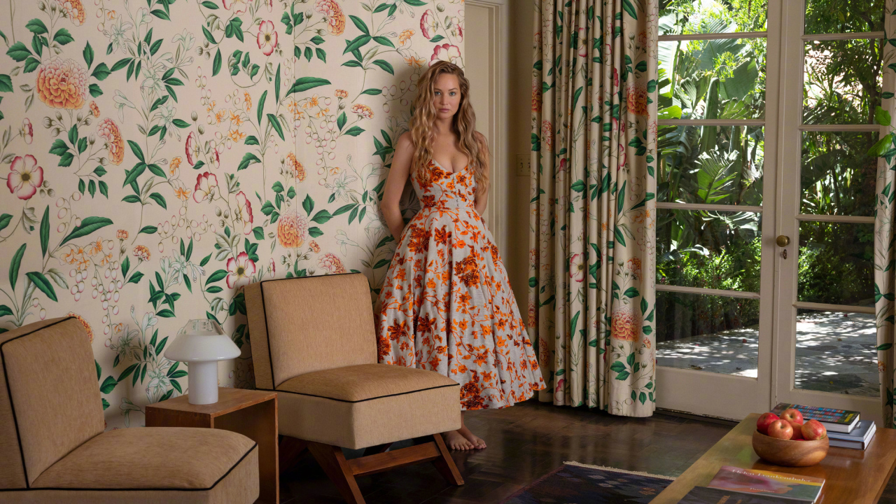 Актриса Дженнифер Лоуренс в красивом платье в комнате