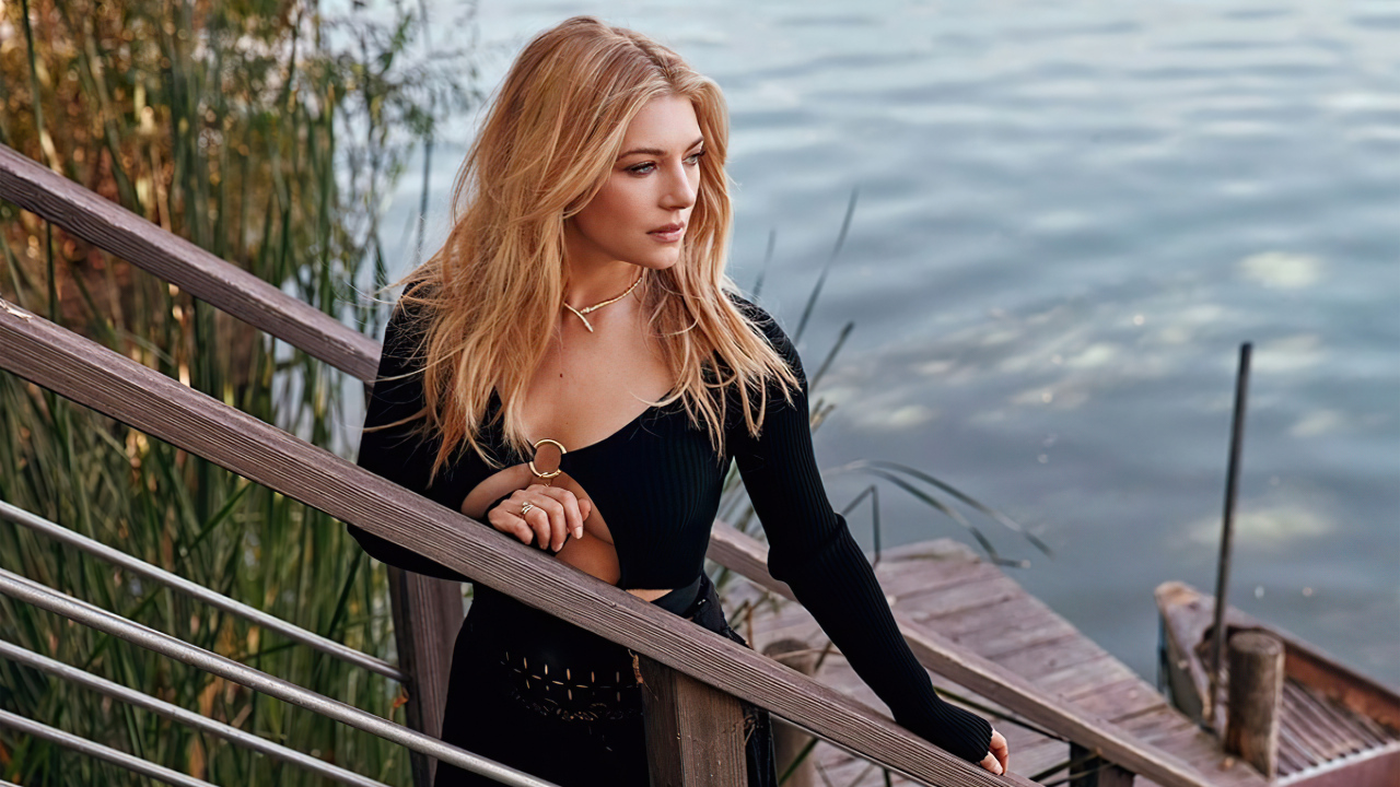 Актриса Кэтрин Винник стоит на мосту