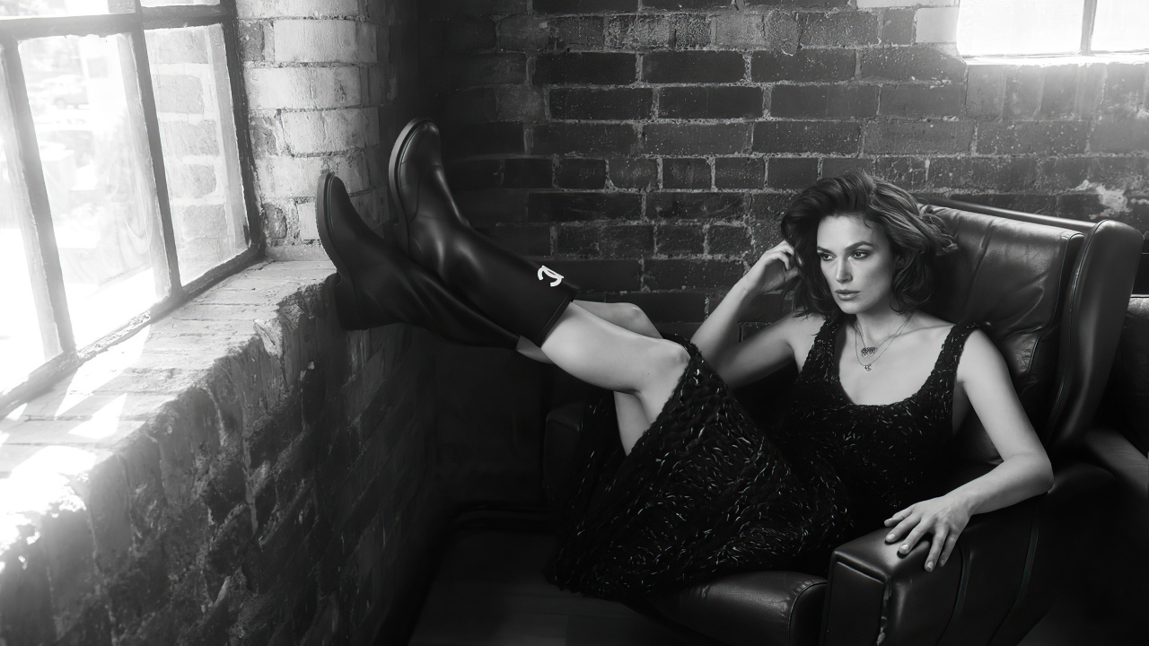 Актриса Кира Найтли лежит в кресле у стены