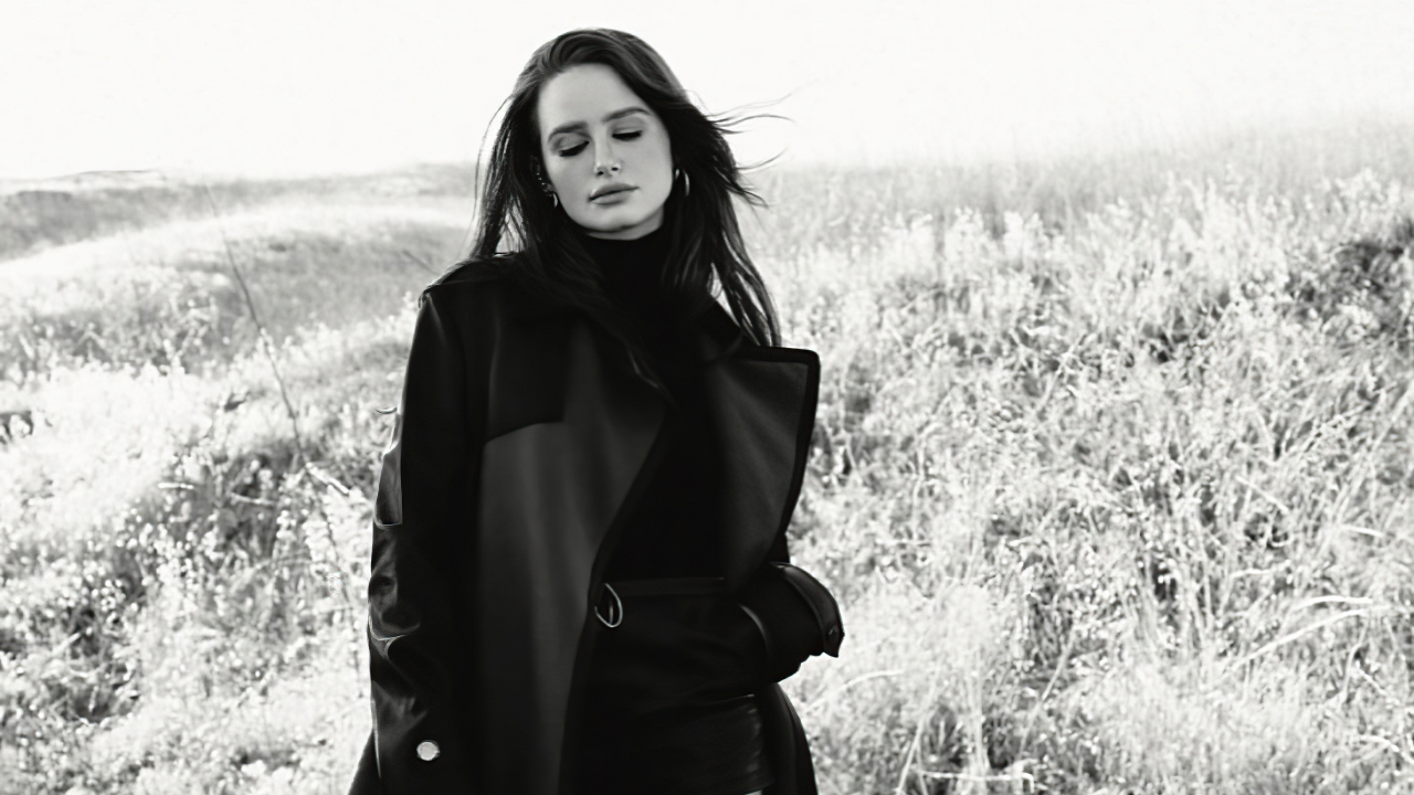 Актриса Мэделин Петш в черном пальто