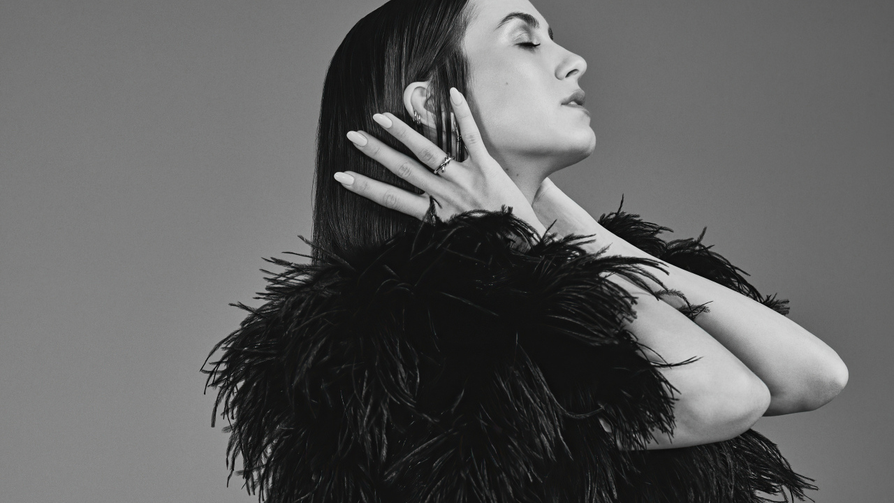 Актриса Мод Апатоу в черном платье на сером фоне