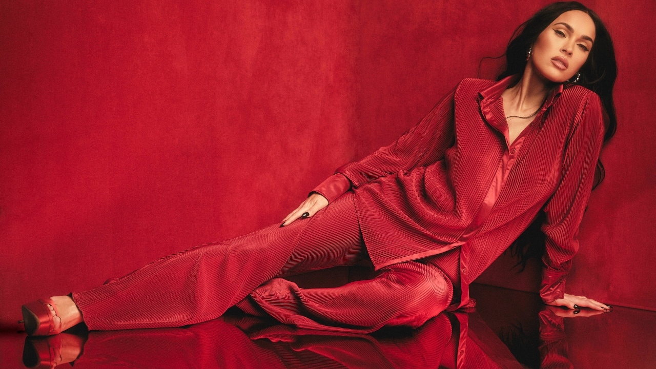 Актриса Меган Фокс в красном костюме