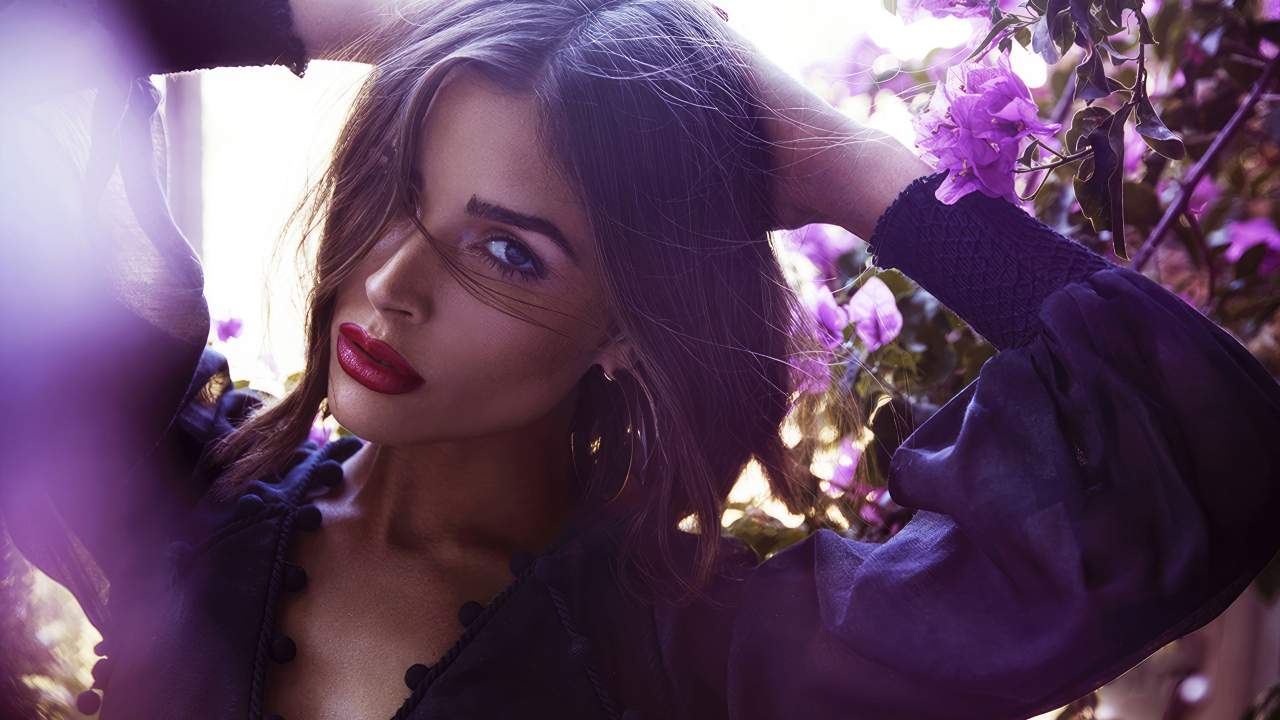 Актриса Оливия Калпо стоит у дерева