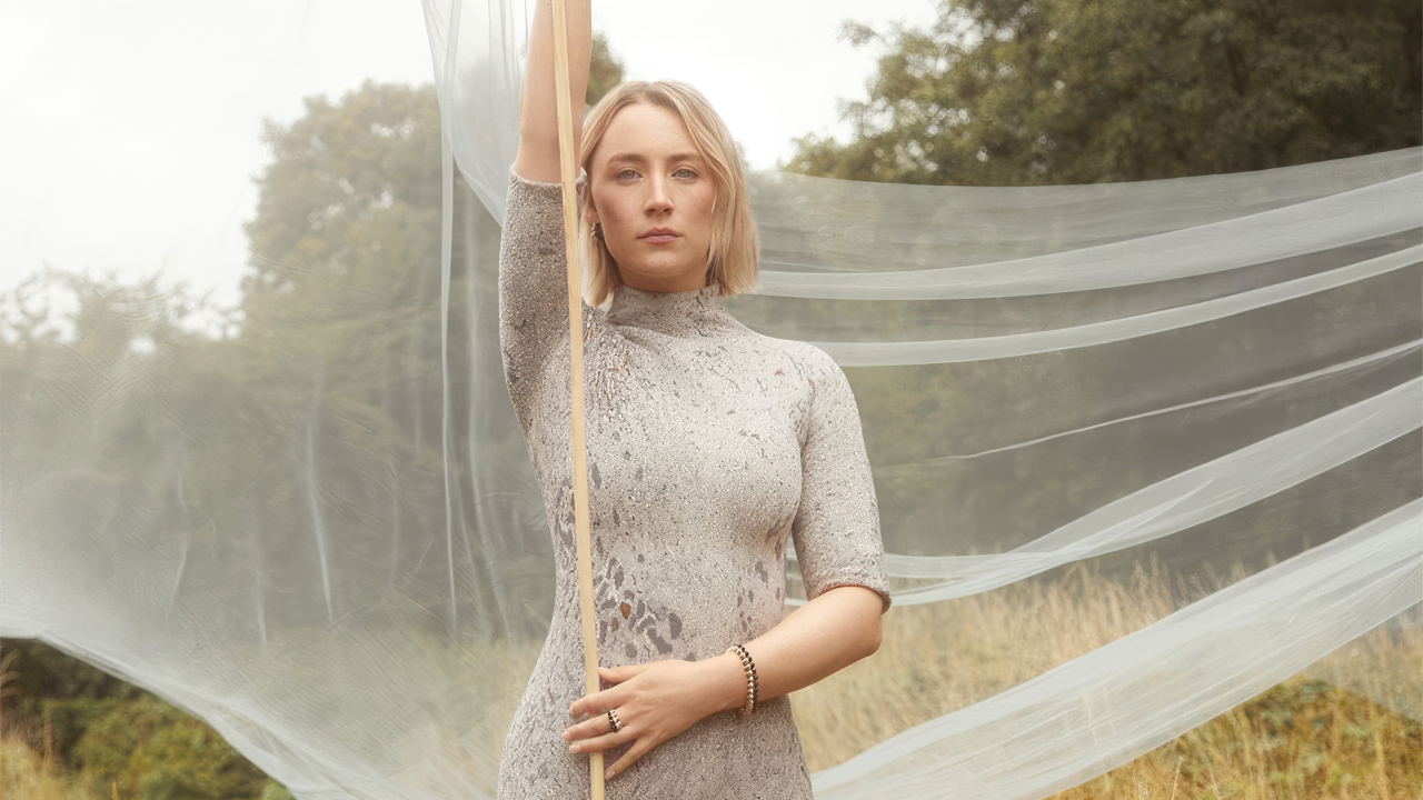 Актриса Сирша Ронан с белой тканью