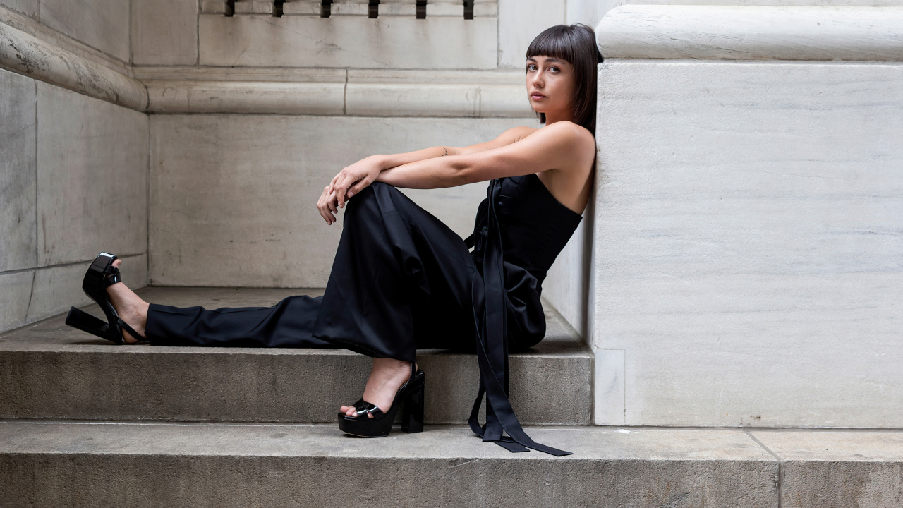 Актриса Сидни Чэндлер сидит на ступеньках