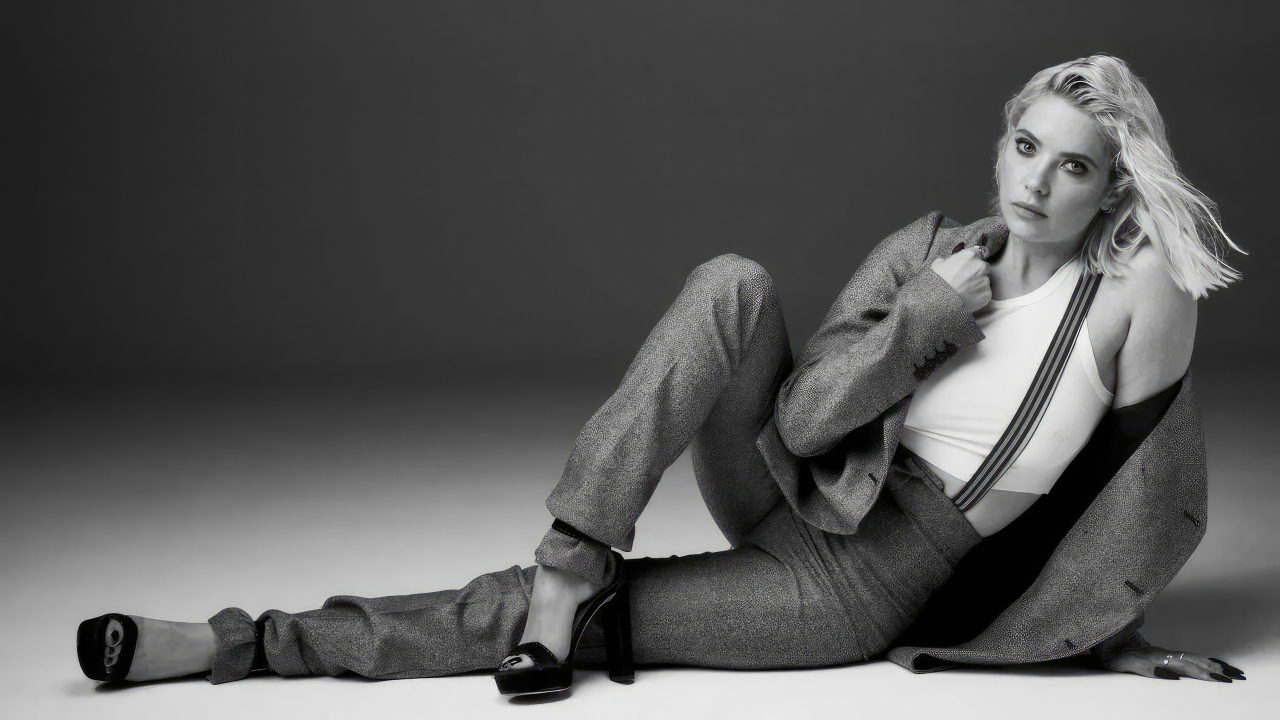 Американская актриса Эшли Бенсон в костюме лежит на полу