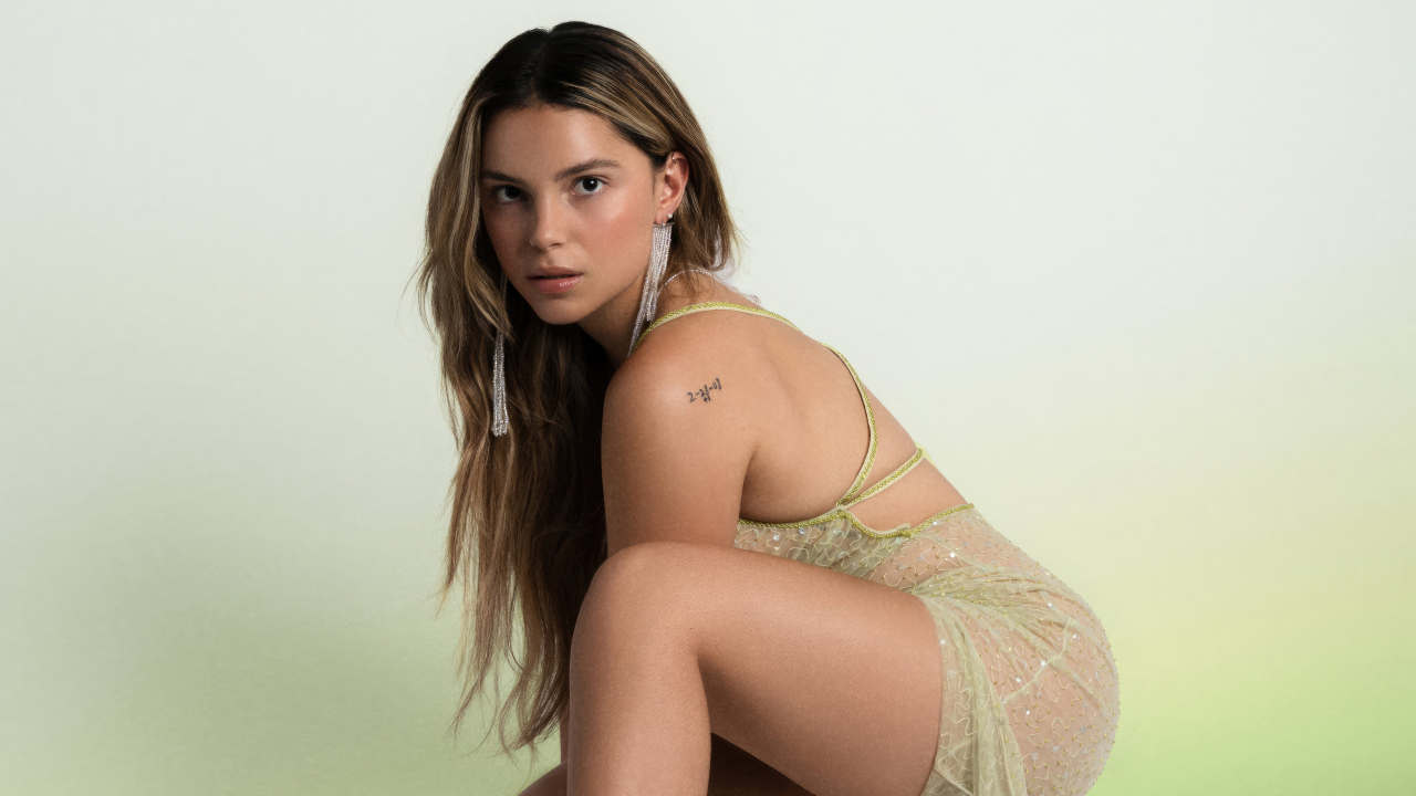 Американская актриса Инде Наварретт на белом фоне