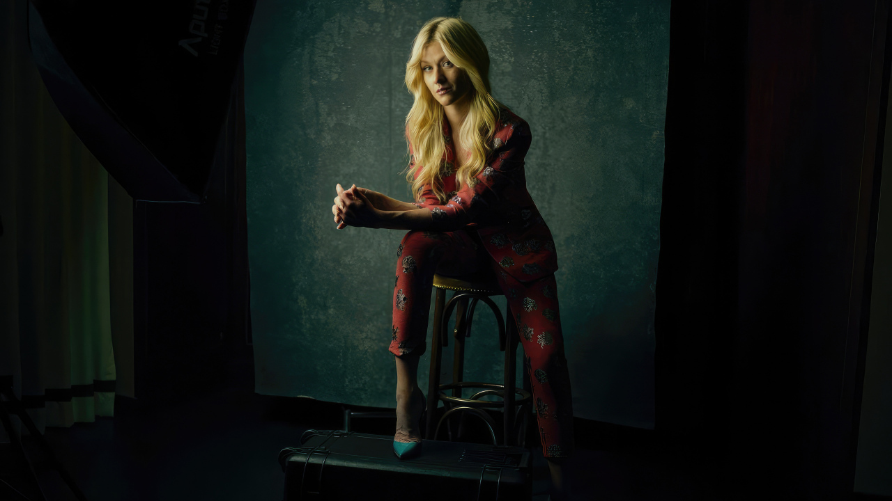 Американская актриса Кэтрин Макнамара в костюме